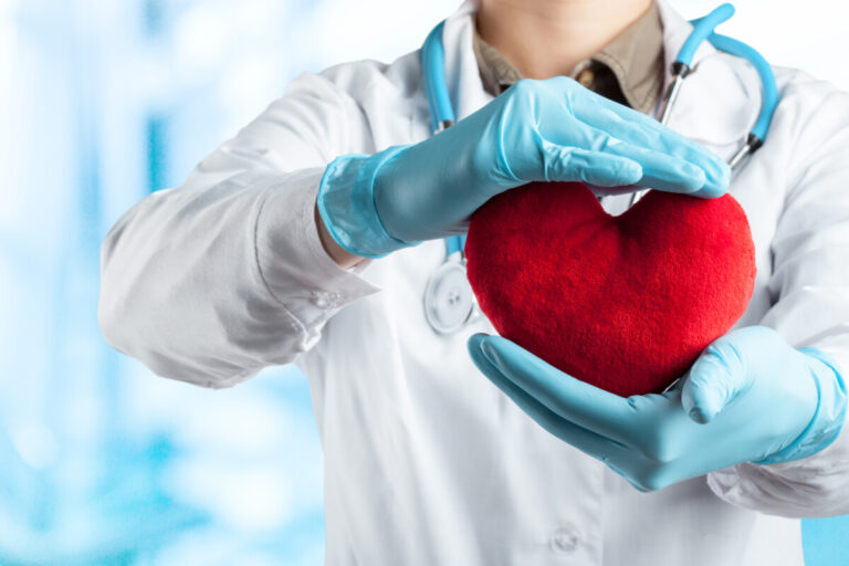 Pijn bij inademen rechts onder ribben: wat betekent het? - Hart in Shape