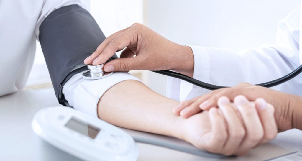 Wat zijn de eerste stappen bij een hoge bloeddruk diagnose?
