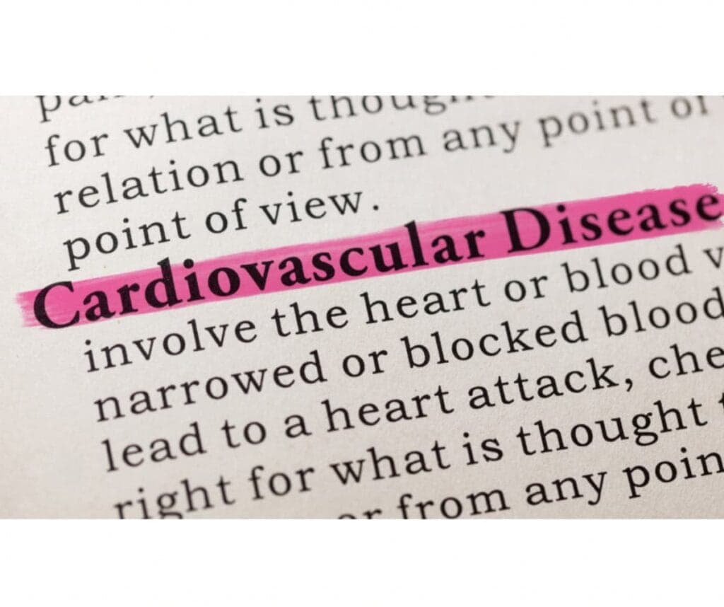 Een close-up van een boekpagina met de woorden Cardiovascular Disease (hart- en vaatziekten) in roze gemarkeerd, met een gedeeltelijke definitie die betrekking heeft op het hart of de bloedvaten.