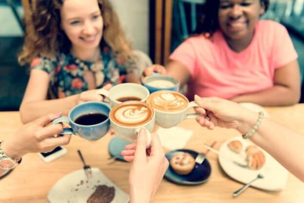 vrouwen die koffie drinken