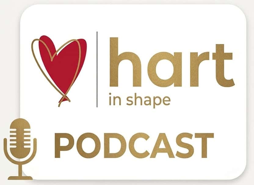 Een gouden en rode hartillustratie naast de woorden hart in vorm in gouden tekst boven het woord PODCAST met een gouden microfoonpictogram aan de linkerkant.
