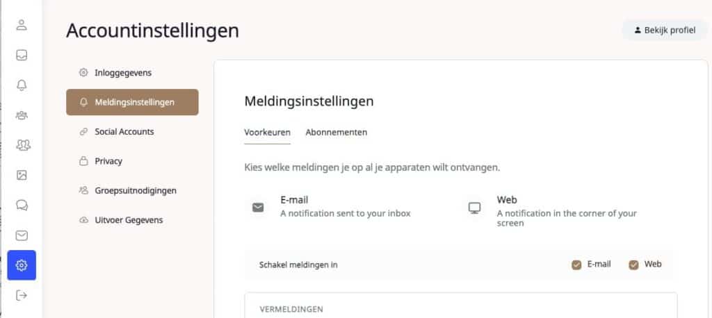 Schermafbeelding van een Nederlandse accountinstellingenpagina met notificatie-instellingen met opties om notificaties per e-mail of via het web te ontvangen. Links is het zijbalkmenu zichtbaar met verschillende accountopties.