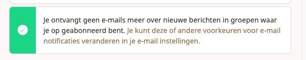 Een melding in het Nederlands waarin staat dat je niet langer e-mails ontvangt over nieuwe berichten in groepen waarop je bent geabonneerd, met een link om deze of andere voorkeuren voor e-mailmeldingen te wijzigen in je e-mailinstellingen.