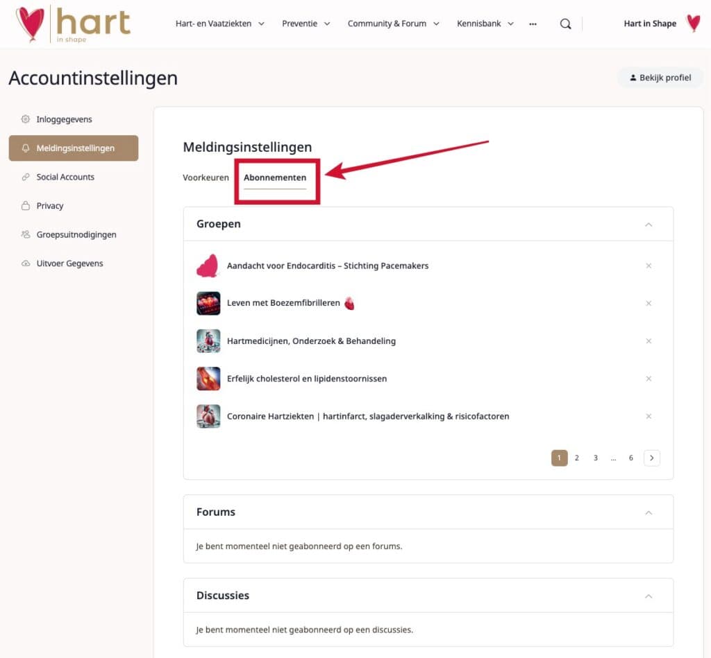 Een screenshot van de pagina ‘Accountinstellingen’ op de website van Hart in Shape, met een rode pijl die naar het tabblad ‘Abonnementen’ onder ‘Meldingsinstellingen’ wijst.