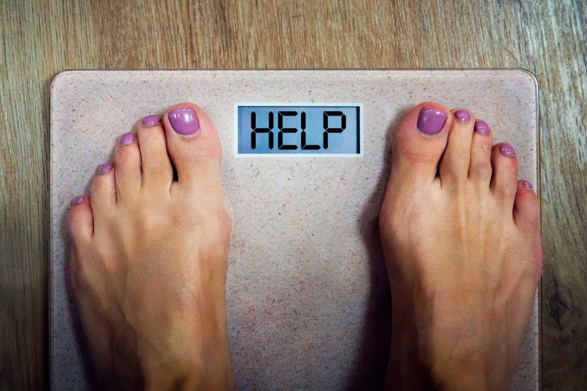 Close,Up,Of,Bare,Female,Feet,Standing,On,Bathroom,Scale